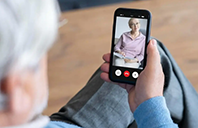 多用智能手机,能让老人延缓健忘痴呆?美研究:可刺激大脑思考,