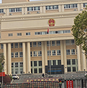 岳阳31岁男子被发小杀害案今日开庭，实探案发现场：遇害位置距