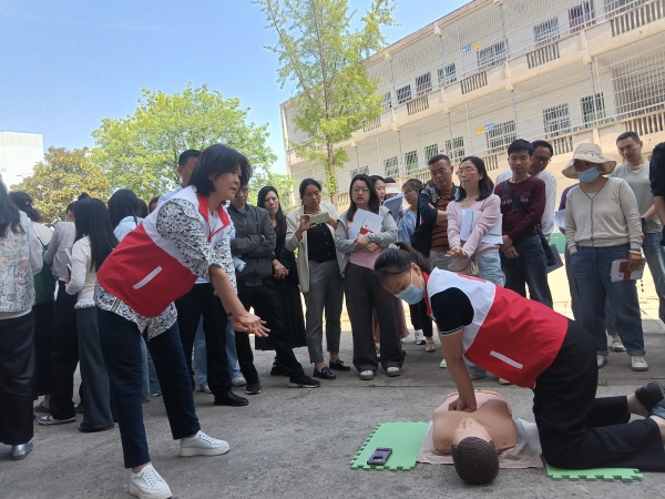 襄州区黄集镇：心肺复苏培训进校园 急救技能助力教师更全能 (图3)