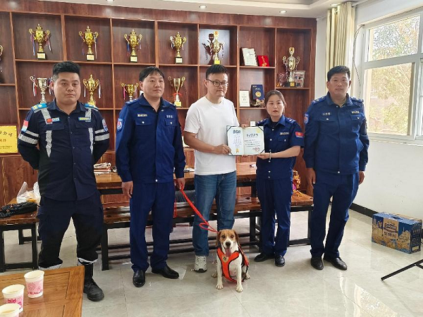跨越百公里再次捐赠搜救犬 用行动彰显人间大爱(图2)
