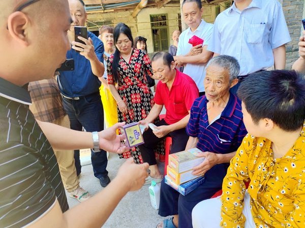 涪陵区禹昊堂诊所捐赠物资献爱心 助力困境家庭渡难关(图1)