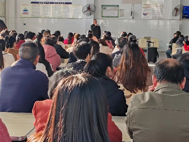 家校同心筑桥梁 协同共育助成长——沙洋县后港小学低段家长会绘就育人新图景(图1)