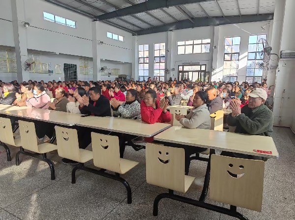 家校同心筑桥梁 协同共育助成长——沙洋县后港小学低段家长会绘就育人新图景(图2)