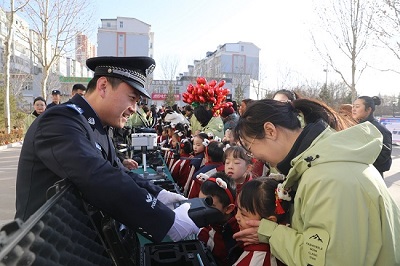 绛县举行纪念第六个中国人民警察节系列活动(图4) 绛县举行纪念第六个中国人民警察节系列活动(图4)