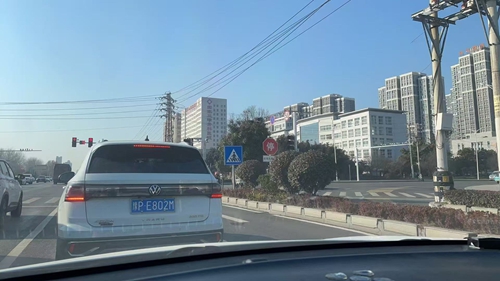 村书记送民就医暖人心(图1)