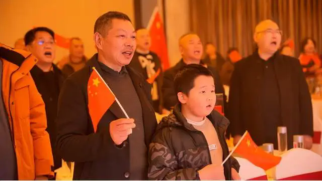 广汉市关爱退役军人协会隆重举办2025年终总结表彰暨公益文艺汇演(图2)