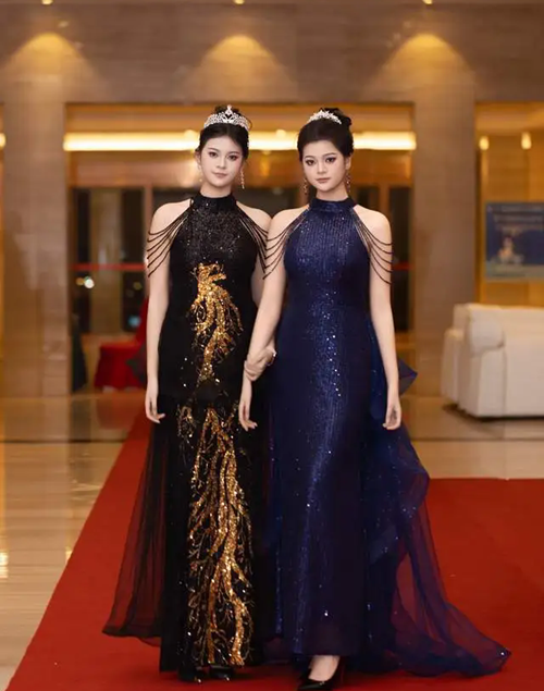 夏羽翎和夏羽砚姐妹油画《水南桥上望资江晚霞》(图1)