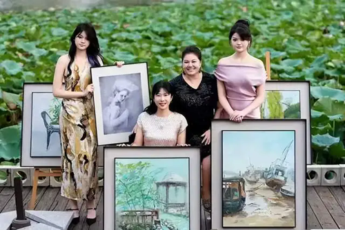 夏羽翎和夏羽砚姐妹油画《水南桥上望资江晚霞》(图3)