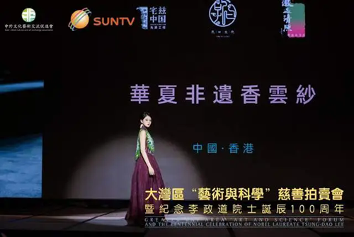 夏羽翎和夏羽砚姐妹油画《水南桥上望资江晚霞》(图7)