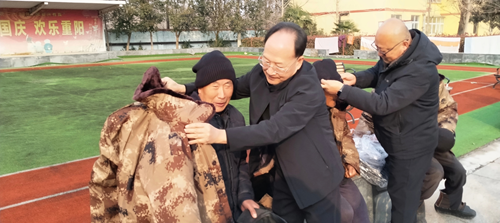 爱心汇聚暖夕阳 多方携手传温情——峄城区各界联合开展敬老慰问活动,为寒冬注入暖流(图5) 爱心汇聚暖夕阳 多方携手传温情——峄城区各界联合开展敬老慰问活动,为寒冬注入暖流(图5)