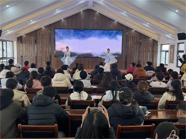 青春归巢迎新春 文明实践暖人心(图2) 青春归巢迎新春 文明实践暖人心(图2)