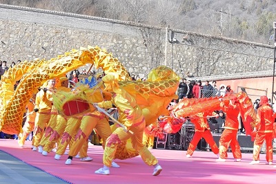 金马呈瑞福满灵丘 武魂神韵传向世界——大同灵丘觉山寺大年初一龙狮武术大拜年惊艳全球(图2)