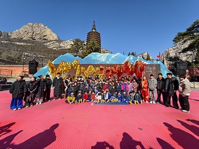 金马呈瑞福满灵丘 武魂神韵传向世界——大同灵丘觉山寺大年初一龙狮武术大拜年惊艳全球(图4)