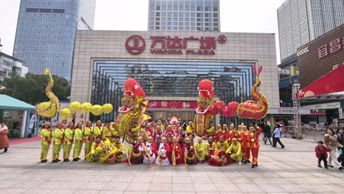 龙腾万达 福满宜昌：2026宜昌万达春节七天乐启幕 非遗表演点亮峡江年味(图1)