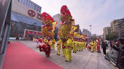 龙腾万达 福满宜昌：2026宜昌万达春节七天乐启幕 非遗表演点亮峡江年味(图2)