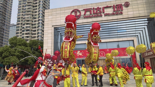 龙腾万达 福满宜昌：2026宜昌万达春节七天乐启幕 非遗表演点亮峡江年味(图3)