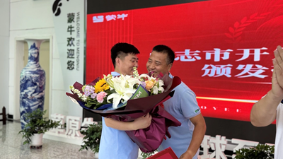 常温正能量 | “闪电侠”蒋方伟:生死瞬间的“蒙牛担当”(图5) 常温正能量 | “闪电侠”蒋方伟:生死瞬间的“蒙牛担当”(图5)