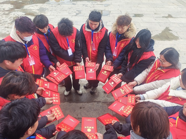 河南睢县凤栖湖景区：志愿服务暖人心 双向奔赴更温暖(图1)