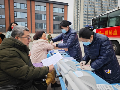 热血践初心 大爱暖金陵——陈光标发起学雷锋无偿献血公益活动 400名爱心人士挽袖献爱(图2)