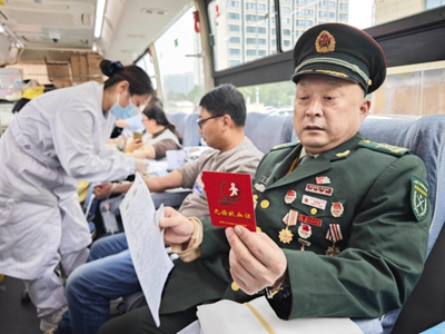 热血践初心 大爱暖金陵——陈光标发起学雷锋无偿献血公益活动 400名爱心人士挽袖献爱(图14)