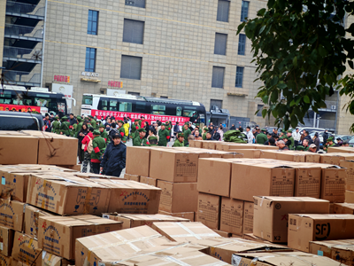 热血践初心 大爱暖金陵——陈光标发起学雷锋无偿献血公益活动 400名爱心人士挽袖献爱(图15)