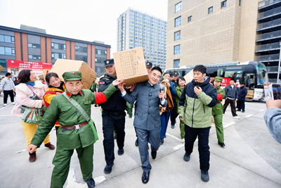 热血践初心 大爱暖金陵——陈光标发起学雷锋无偿献血公益活动 400名爱心人士挽袖献爱(图16)