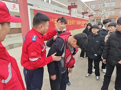 郭村镇：雷锋故事进校园 安全护航伴成长(图2)