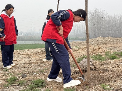青春植绿传爱心 生态守护共前行(图3) 青春植绿传爱心 生态守护共前行(图3)