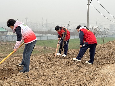 青春植绿传爱心 生态守护共前行(图4) 青春植绿传爱心 生态守护共前行(图4)
