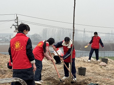 青春植绿传爱心 生态守护共前行(图1) 青春植绿传爱心 生态守护共前行(图1)