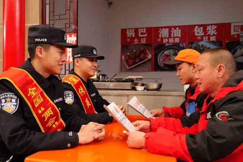 新疆克州:两会精神进基层服务区里话民生(图1)