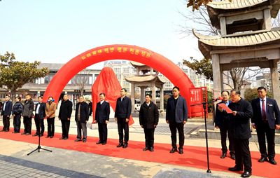 雷锋塑像驻鹭鸣 和美社区启新程——峄城区鹭鸣广场雷锋像揭幕仪式圆满举行(图1) 雷锋塑像驻鹭鸣 和美社区启新程——峄城区鹭鸣广场雷锋像揭幕仪式圆满举行(图1)