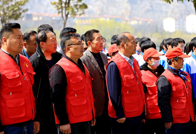 雷锋塑像驻鹭鸣 和美社区启新程——峄城区鹭鸣广场雷锋像揭幕仪式圆满举行(图2) 雷锋塑像驻鹭鸣 和美社区启新程——峄城区鹭鸣广场雷锋像揭幕仪式圆满举行(图2)