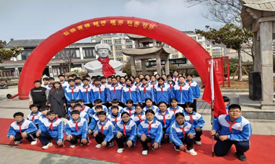 雷锋塑像驻鹭鸣 和美社区启新程——峄城区鹭鸣广场雷锋像揭幕仪式圆满举行(图12) 雷锋塑像驻鹭鸣 和美社区启新程——峄城区鹭鸣广场雷锋像揭幕仪式圆满举行(图12)