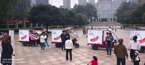 一根“琥珀色”烤肠背后的助残逻辑：深圳企业向长沙捐赠10台智能创业车，让残疾人“开着店”去创业(图1)