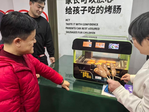 一根“琥珀色”烤肠背后的助残逻辑：深圳企业向长沙捐赠10台智能创业车，让残疾人“开着店”去创业(图2)