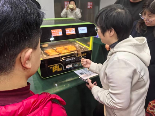 一根“琥珀色”烤肠背后的助残逻辑：深圳企业向长沙捐赠10台智能创业车，让残疾人“开着店”去创业(图3)