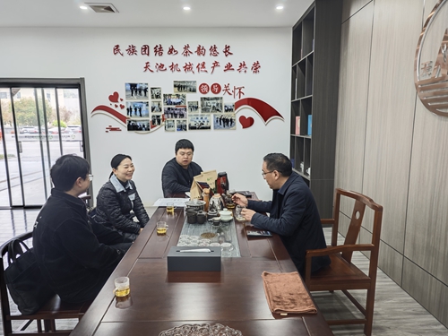 五峰总工会入企走访调研 助力企业筑牢和谐劳动关系(图1)