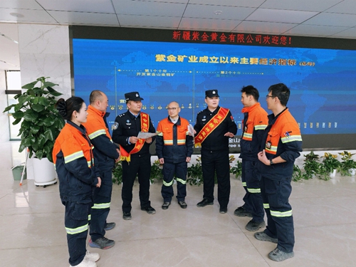 “警”彩两会微宣讲 企业发展添动力——民警进企业开展“沉浸式”政策宣讲(图1) “警”彩两会微宣讲 企业发展添动力——民警进企业开展“沉浸式”政策宣讲(图1)