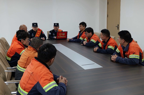 “警”彩两会微宣讲 企业发展添动力——民警进企业开展“沉浸式”政策宣讲(图2) “警”彩两会微宣讲 企业发展添动力——民警进企业开展“沉浸式”政策宣讲(图2)