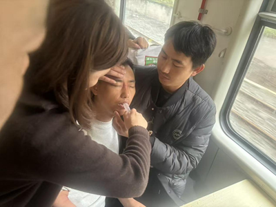 K1063次列车旅客突发晕厥 铁路工作人员紧急施救暖旅途(图1)