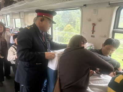 K1063次列车旅客突发晕厥 铁路工作人员紧急施救暖旅途(图2)