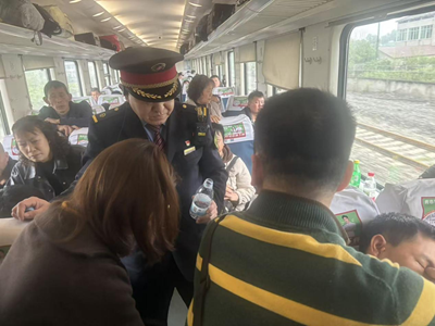 K1063次列车旅客突发晕厥 铁路工作人员紧急施救暖旅途(图3)