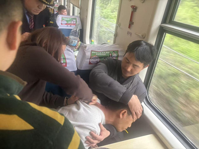 K1063次列车旅客突发晕厥 铁路工作人员紧急施救暖旅途(图4)