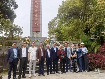 青山埋忠骨 鲜花祭英魂——中国梦组委会一行赴湖北大冶南山头革命纪念馆敬献花篮 (图1) 青山埋忠骨 鲜花祭英魂——中国梦组委会一行赴湖北大冶南山头革命纪念馆敬献花篮 (图1)