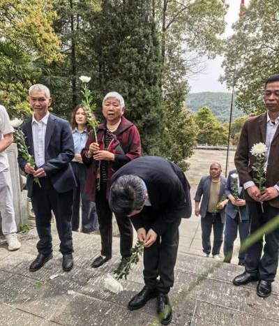 青山埋忠骨 鲜花祭英魂——中国梦组委会一行赴湖北大冶南山头革命纪念馆敬献花篮 (图4) 青山埋忠骨 鲜花祭英魂——中国梦组委会一行赴湖北大冶南山头革命纪念馆敬献花篮 (图4)