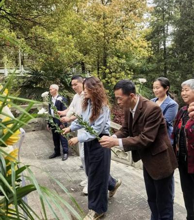 青山埋忠骨 鲜花祭英魂——中国梦组委会一行赴湖北大冶南山头革命纪念馆敬献花篮 (图5) 青山埋忠骨 鲜花祭英魂——中国梦组委会一行赴湖北大冶南山头革命纪念馆敬献花篮 (图5)