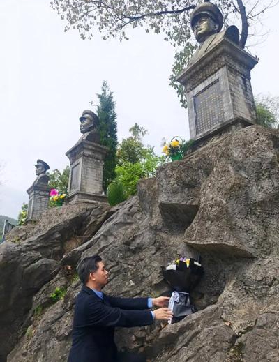 青山埋忠骨 鲜花祭英魂——中国梦组委会一行赴湖北大冶南山头革命纪念馆敬献花篮 (图6) 青山埋忠骨 鲜花祭英魂——中国梦组委会一行赴湖北大冶南山头革命纪念馆敬献花篮 (图6)