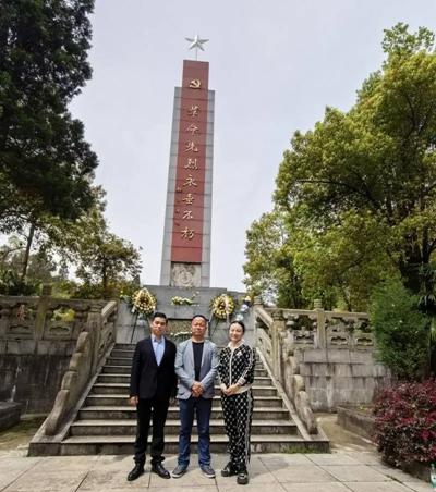 青山埋忠骨 鲜花祭英魂——中国梦组委会一行赴湖北大冶南山头革命纪念馆敬献花篮 (图7) 青山埋忠骨 鲜花祭英魂——中国梦组委会一行赴湖北大冶南山头革命纪念馆敬献花篮 (图7)