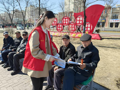 佳木斯市东风区禁毒办开展“4·15”全民国家安全教育日禁毒主题宣传活动(图1) 佳木斯市东风区禁毒办开展“4·15”全民国家安全教育日禁毒主题宣传活动(图1)